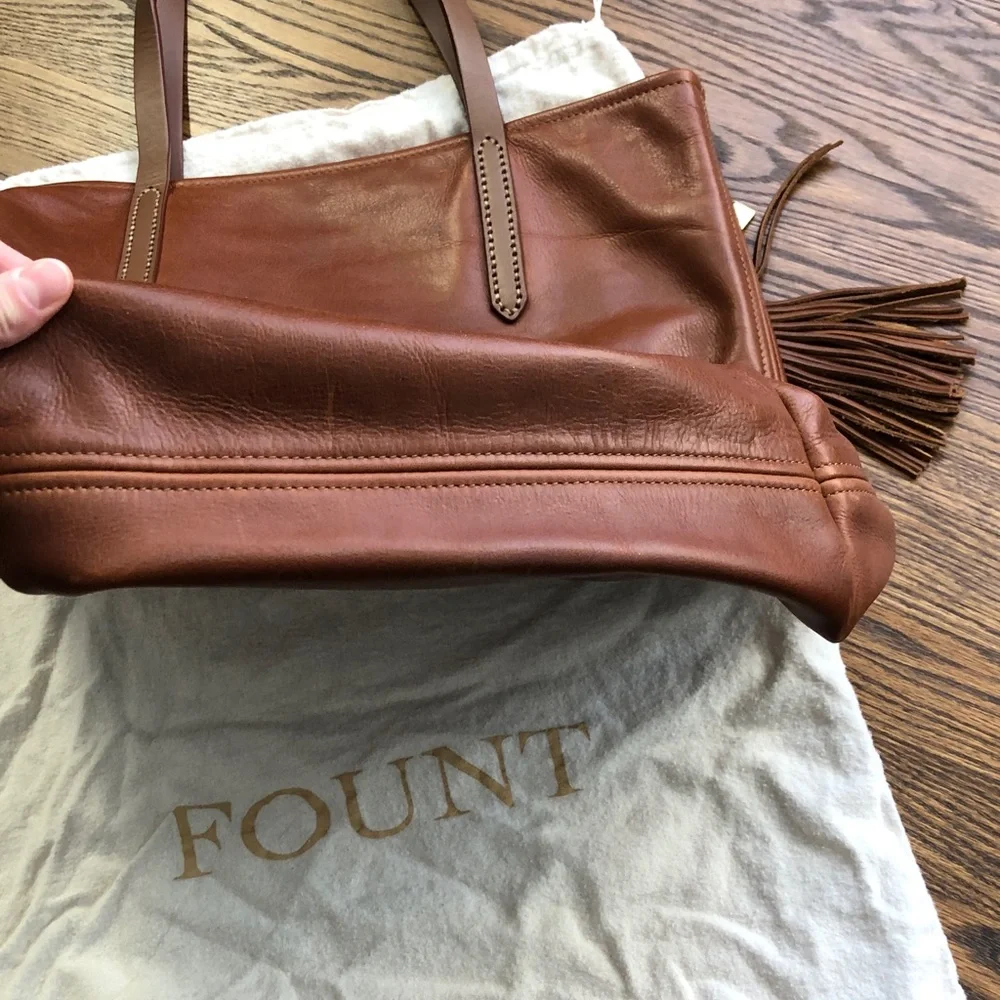 Fount leather grand bellfield tote like new hazelnut comes with tassel keychain - Picture 6 of 8